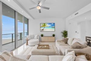 TV a/nebo společenská místnost v ubytování Oceanfront Paradise Amrit Resort