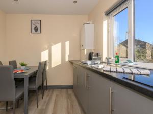 Η κουζίνα ή μικρή κουζίνα στο Pass the Keys Lower Wortley 3 - Couples Haven with a Shared Kitchen +17 φωτογραφίες