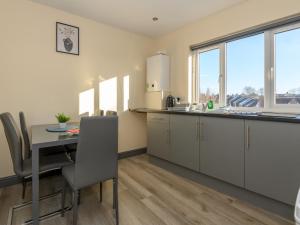 Η κουζίνα ή μικρή κουζίνα στο Pass the Keys Love Blooms in Lower Wortley - Couples Hideout with a Shared Kitchen