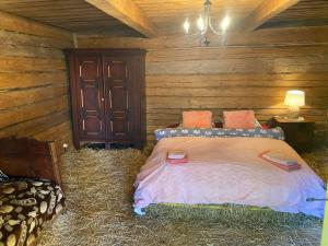 Ein Bett oder Betten in einem Zimmer der Unterkunft Gaismas klēts