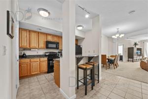 Nhà bếp/bếp nhỏ tại Legacy Tower Two 1206