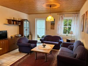ein Wohnzimmer mit Sofas und einem Tisch in der Unterkunft "Marianne" RE20 in Sögel
