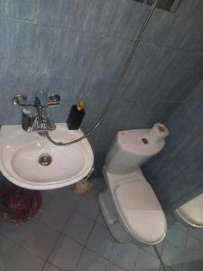 Un baño de EriSun Metropol Rooms Tirana