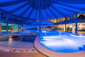 a large indoor swimming pool in a building at FerienResidenz MüritzPark in Röbel