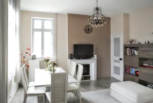 TV a/nebo společenská místnost v ubytování Maison accueillante à Arques-la-Bataille avec cheminée