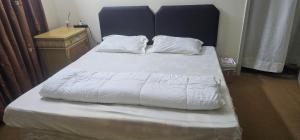 Postelja oz. postelje v sobi nastanitve Room Roola Cournich