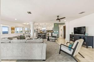 un soggiorno con un divano e una TV di Florida Villa a Palm Harbor