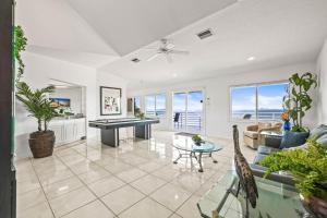 un soggiorno con un tavolo e un divano di Florida Villa a Palm Harbor