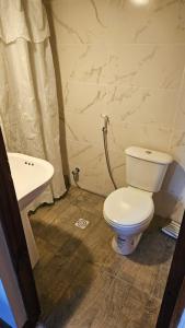 un bagno con un water bianco e un lavandino di Casita de Norma Faro a Mar del Plata