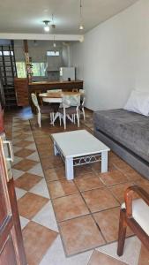 un soggiorno con un letto e un tavolo di Casita de Norma Faro a Mar del Plata