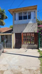 una casa con un cancello e una porta di Casita de Norma Faro a Mar del Plata