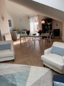 Khu vực ghế ngồi tại PENTHOUSE three bedrooms