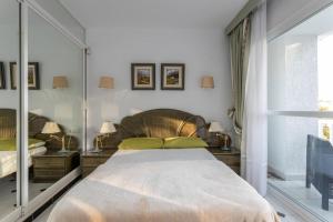 ネルハにあるVilla Nerjaの大きなベッドと鏡のある寝室 +22枚の写真