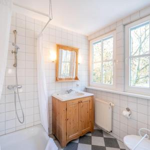 a bathroom with a tub and a sink and a shower at Gutshaus Krimvitz kleines Doppelzimmer im Obergeschoss inklusive Frühstück in Putbus