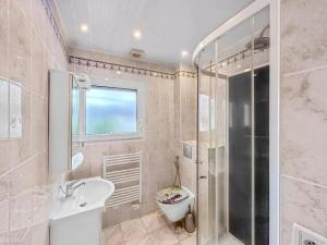 a bathroom with a toilet and a sink and a shower at Maison charmante à Saint-Herblain avec jardin privé in Saint-Herblain +27 photos