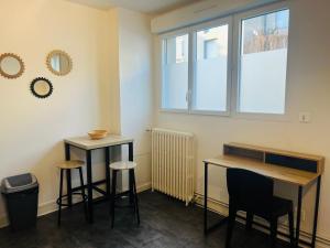a room with two stools and a table and a window at Le 2 - Grand studio Caen Centre Port de plaisance in Caen