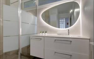 biała łazienka z umywalką i lustrem w obiekcie LE SMILE - 3 bedrooms - 8pers - Parking - Centre Gare w Montpellier +16 zdjęć