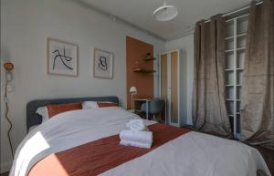 sypialnia z łóżkiem z ręcznikami w obiekcie LE SMILE - 3 bedrooms - 8pers - Parking - Centre Gare w Montpellier