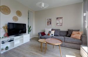 salon z kanapą i stołem w obiekcie LE SMILE - 3 bedrooms - 8pers - Parking - Centre Gare w Montpellier