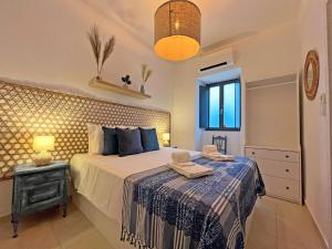 a bedroom with a large bed and a window at Casa Alice - Olhão By Junto ao Mar in Olhão