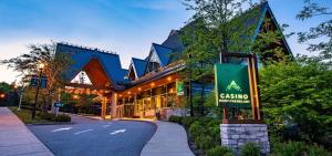 a building with a sign in front of it at Magnifique VUE LAC et SKI in Mont-Tremblant +47 photos