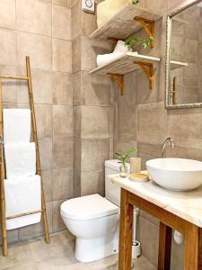 Koupelna v ubytování Casa Salinas, Elegant Flat w patio in Taviras Historical Centre