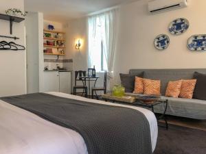 a living room with a bed and a couch at Stylish Studio Gilao in Taviras Historical Centre in Tavira