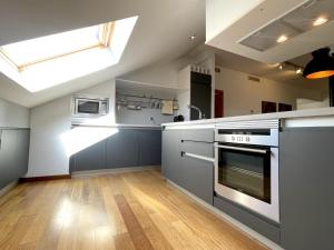 Kuchyň nebo kuchyňský kout v ubytování Ático en Plaza de la Constitución 3 bedrooms