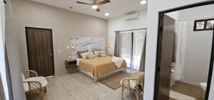 ein Schlafzimmer mit einem Bett und ein Badezimmer in der Unterkunft aldea isla sagrada in Cozumel + 19 Fotos