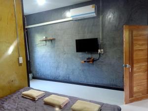 TV a/nebo společenská místnost v ubytování Libong de loft ลิบงเดอลอฟท์
