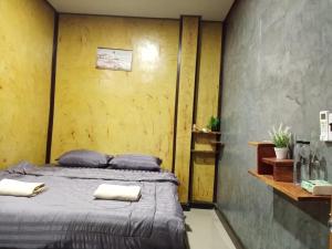 Postel nebo postele na pokoji v ubytování Libong de loft ลิบงเดอลอฟท์
