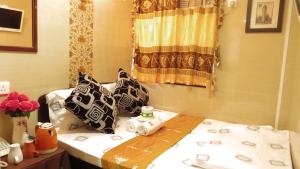 Llit o llits en una habitació de Dhillon Hotel -Guest House & Hostel