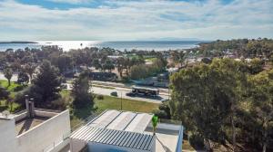 uitzicht op de oceaan vanuit een huis bij Riviera Escape Penthouse Suites in Athene