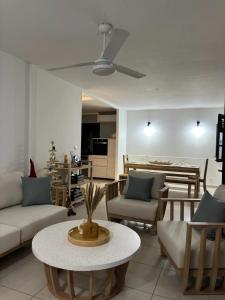 un soggiorno con un divano e un tavolo di Villa spacieuse avec piscine à Saint-Pierre a Saint-Pierre