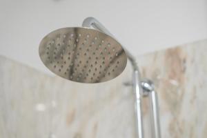 ポルトにあるGuestReady - The Citrus Glaze at the Terraceの浴室のシャワーヘッド付きシャワー