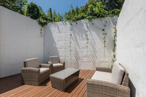 ポルトにあるGuestReady - The Citrus Glaze at the Terraceのパティオ(籐の椅子、デッキのテーブル付)