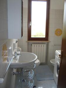 a bathroom with a sink and a toilet at Casa Sole Appartement con terrazzo in Bardolino