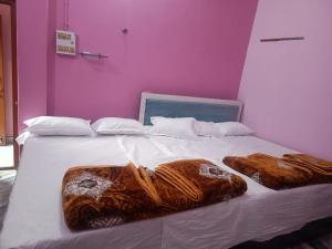 Postel nebo postele na pokoji v ubytování Sri Kishori Atithi Grih