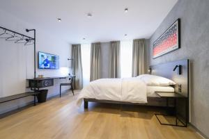 Un pat sau paturi într-o cameră la Hôtel Arnold self check-in