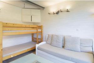 a small room with a couch and bunk beds at A la montagne in Eaux-Bonnes