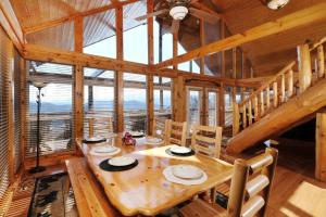 Gambar di galeri bagi Insane view, amazing amenities-hot tub, pool table, 3BR sleeps 10 di Sevierville