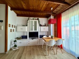 a dining room with a table and white cabinets at Centro histórico Barrio Húmedo Acogedor Rústico in León