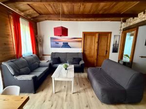 a living room with a couch and a table at Centro histórico Barrio Húmedo Acogedor Rústico in León
