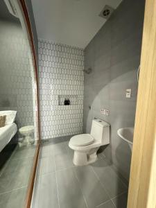 Koupelna v ubytování Tiinder Hotel