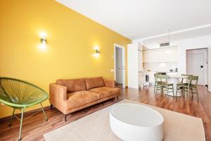 A seating area at Sweett - Carrer Bailen
