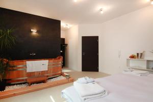 Una habitación con una cama con toallas. en JBI Wellness, en Kolín