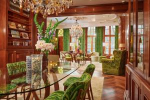 a dining room with a glass table and chairs at Hotel Estheréa in Amsterdam