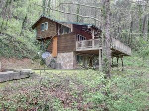 una gran casa de madera en el bosque en Game room, hot tub, flat easy drive to 3BR cabin!, en Sevierville
