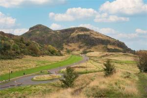 エディンバラにあるStylish One Bedroom Apartmentの山手の曲がりくねった道