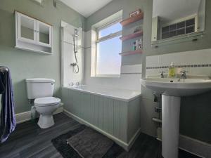 Ένα μπάνιο στο Bee Accommodations - Leicester Home